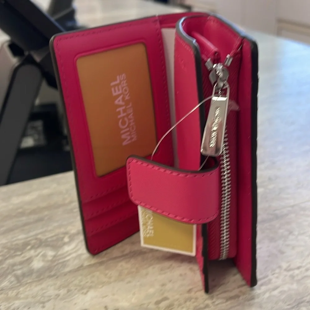 Michael Kors Jet Set Medium Floral Print Bi-Fold Wallet
Dragonfruit
NWT
Pink - Picture 12 of 16
